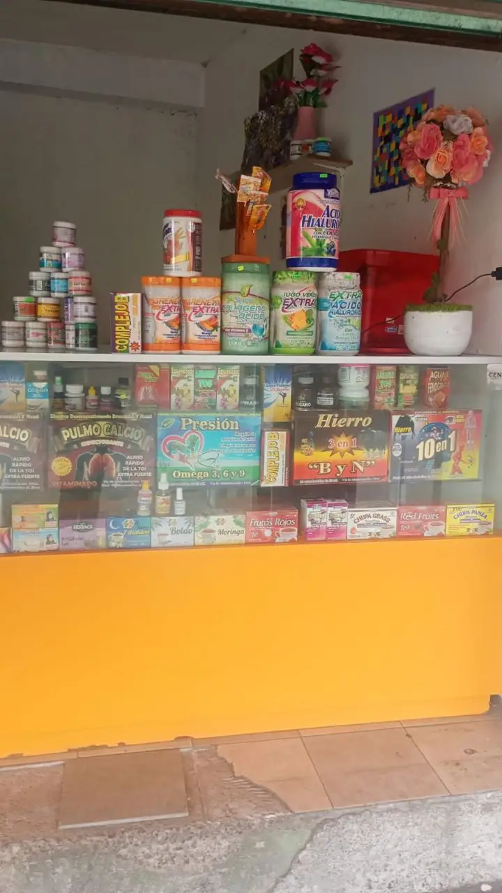 Mostrador de la tienda con suplementos, jarabes y pomadas